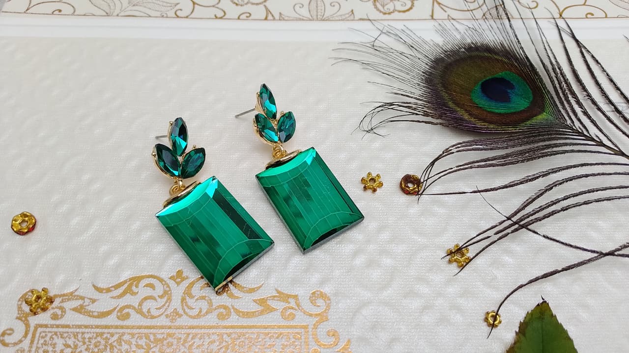 Stunning emerald green crystal drop design